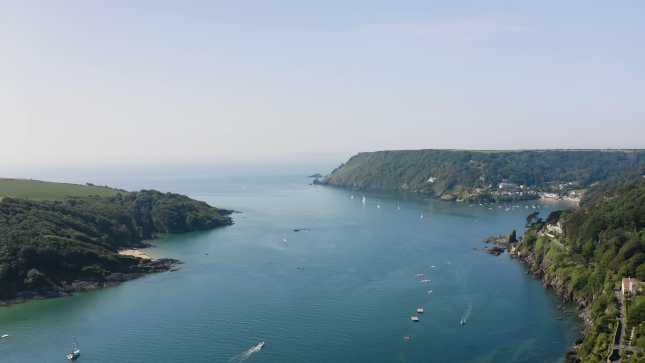 vista panorámica del famoso estuario de kingsbridge en salcombe, devon, inglaterra