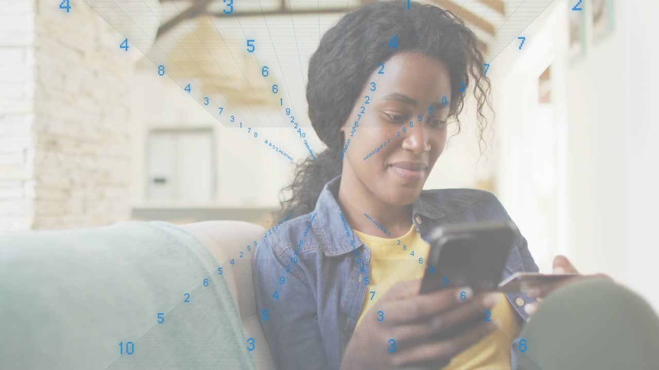 Mujer realizando un pago móvil, alineando la tarjeta bajo la cámara del teléfono y confirmando el pago con una superposición numérica