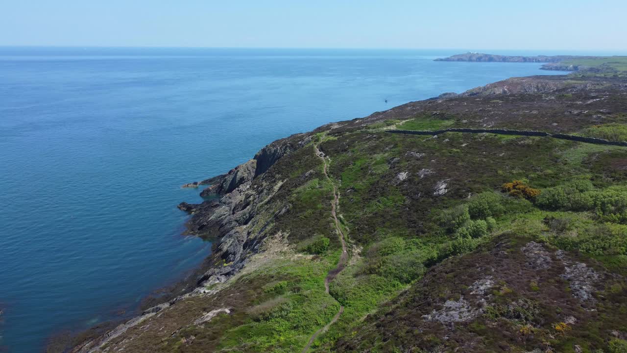 평화로운 amlwch anglesey 노스 웨일즈 험준한 산 해안 산책 조감도 천천히 왼쪽으로 내려감