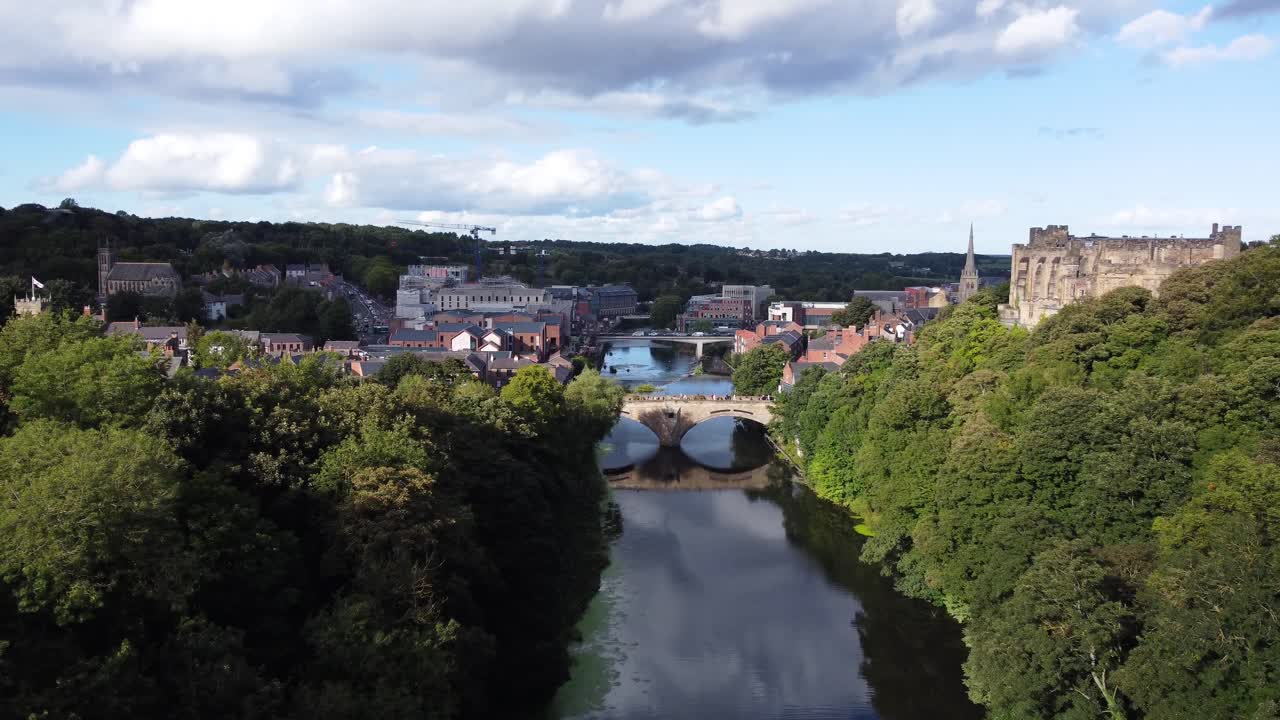 toma aérea de drones de puentes de desgaste del río en el centro de la ciudad de durham cerca del castillo y la catedral de durham
