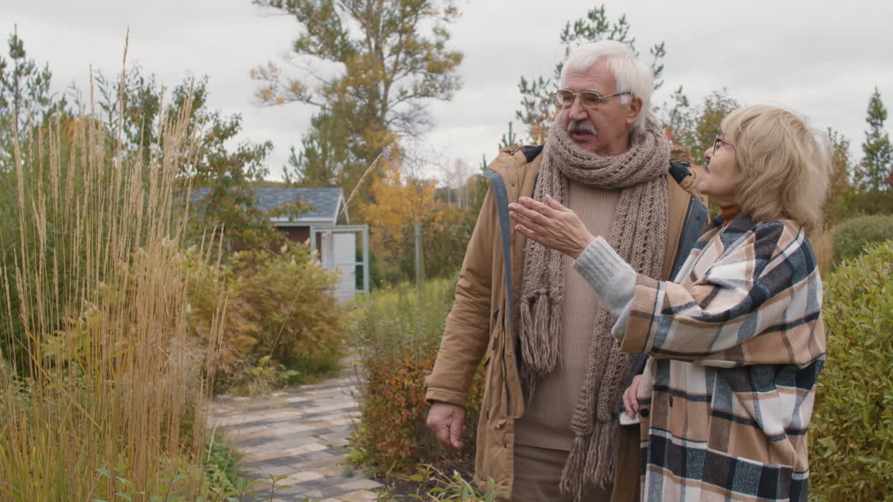 una pareja de ancianos en el jardín.