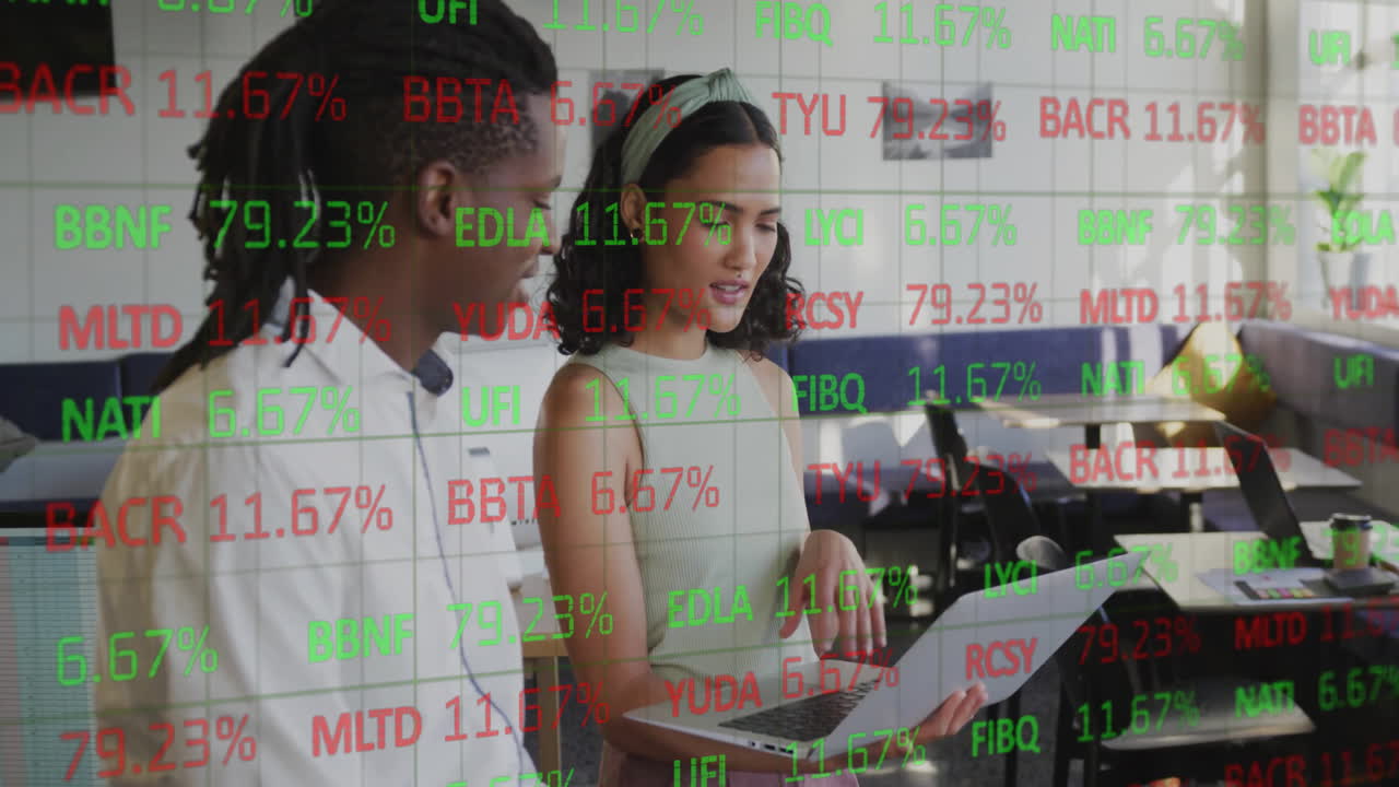 animación del mercado de valores sobre diversos colegas que usan computadora portátil en la oficina