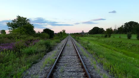 pov viajando en una toma de la vía del tren sobre un paisaje encantador