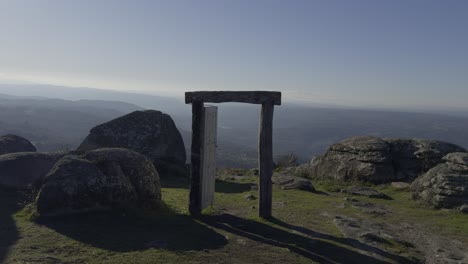 increíble vista en la cima de una montaña con puerta vieja y grandes rocas con sol