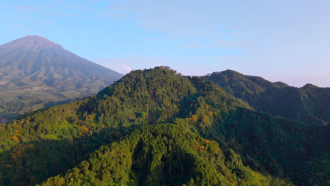 Vista Aérea de Vulcão Tropical na Indonésia Rodeado por Montanhas Tropicais Exuberantes