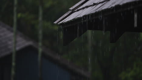 Primer-Plano-De-Fuertes-Lluvias-Cayendo-Sobre-Una-Azotea-En-El-Sur-De-Krabi,-Tailandia,-Durante-La-Temporada-De-Lluvias-Tropicales