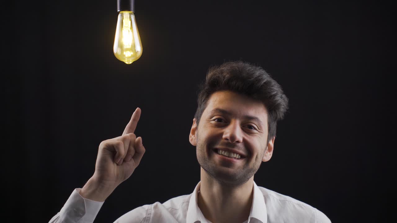 el hombre piensa, y cuando viene la idea, la lámpara sobre su cabeza se enciende. eureka.