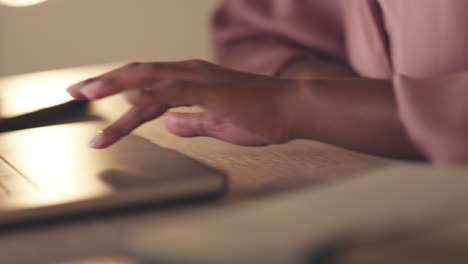 computadora portátil, manos y mujer de negocios