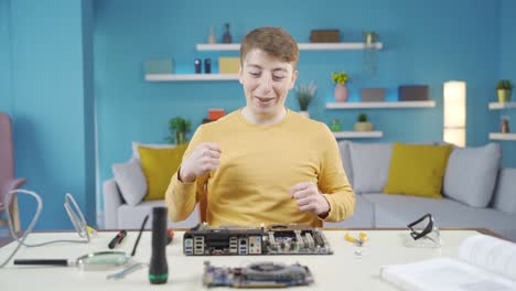 el joven interesado en la tecnología se alegra.