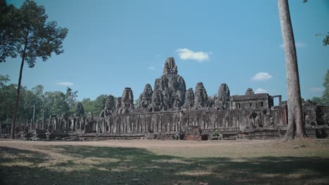 Außenansicht-Des-Bayon-Tempels-In-Angkor-In-Kambodscha