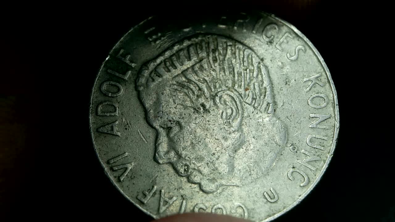 매우 오래된 동전의 근접 사진