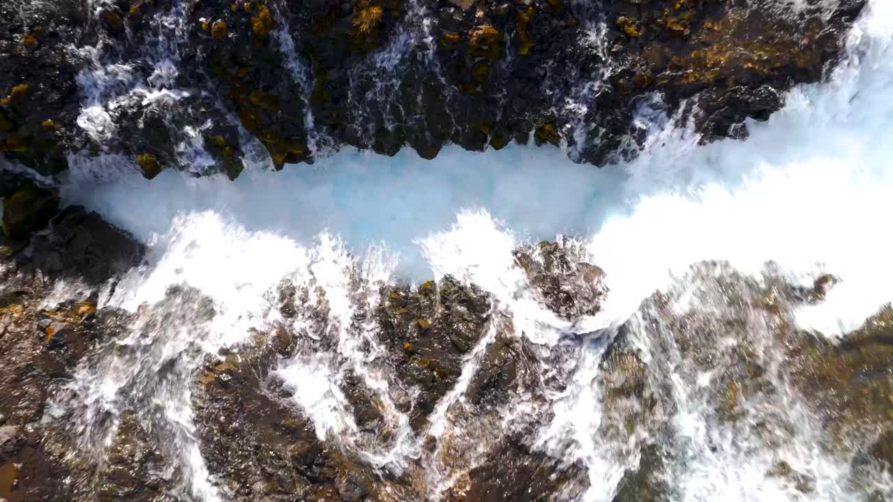 topshot de buarfoss, cascada en el río bruara en el sur de islandia