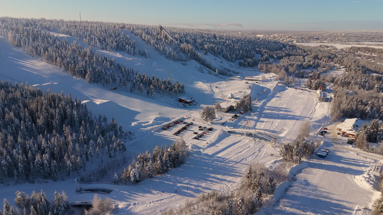 Una bellissima giornata invernale presso la stazione sciistica di Ounasvaara - Rovaniemi AEREA