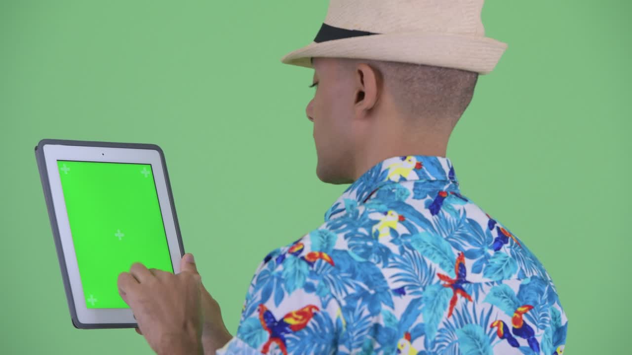 atractivo turista multiétnico listo para las vacaciones