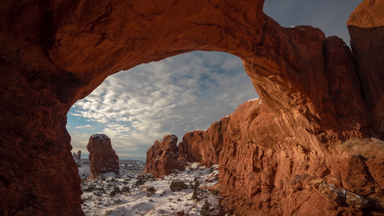 Timelapse di un paesaggio mozzafiato dell'Arches National Park, Utah, USA in una giornata invernale soleggiata