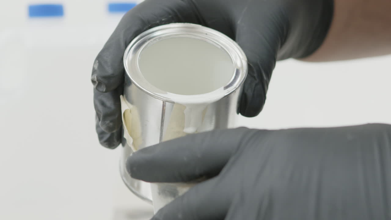 프로젝트를 위해 색 페인트를 는 남자들