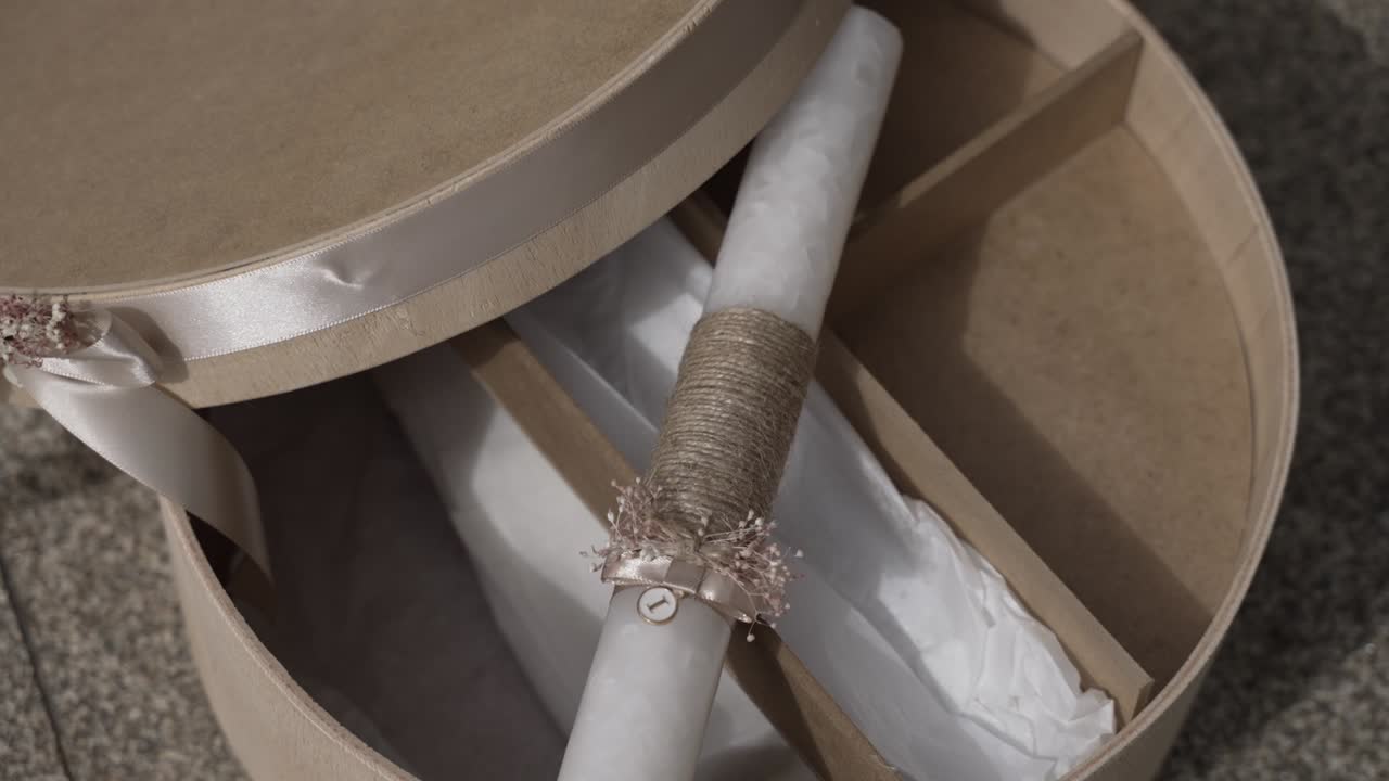 둥근 장식 상자 에 불 과 천 이 들어 있는 우아 한 침례 세트