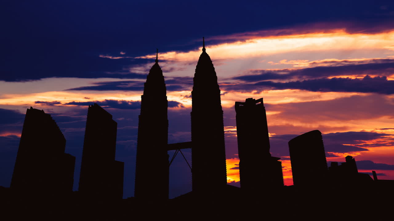 Silhouette delle Torri Gemelle Petronas al tramonto