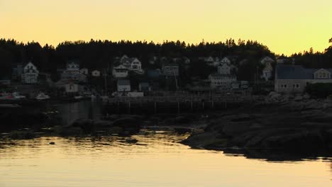 Ein-Hummerdorf-Liegt-An-Einem-Berghang-In-Der-Nähe-Der-Silhouette-Des-Reflektierenden-Wassers-In-Stonington-Maine