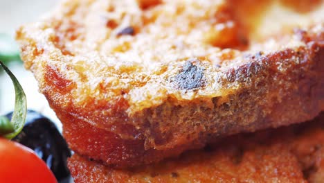 primer plano de pan frito crujiente (torta francesa)