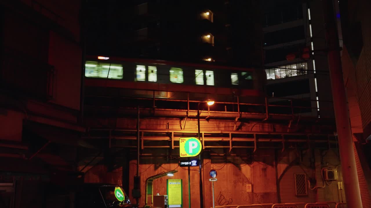 도쿄의 메가 도시 중심부에서 어두운 골목길을 지나가는 열차