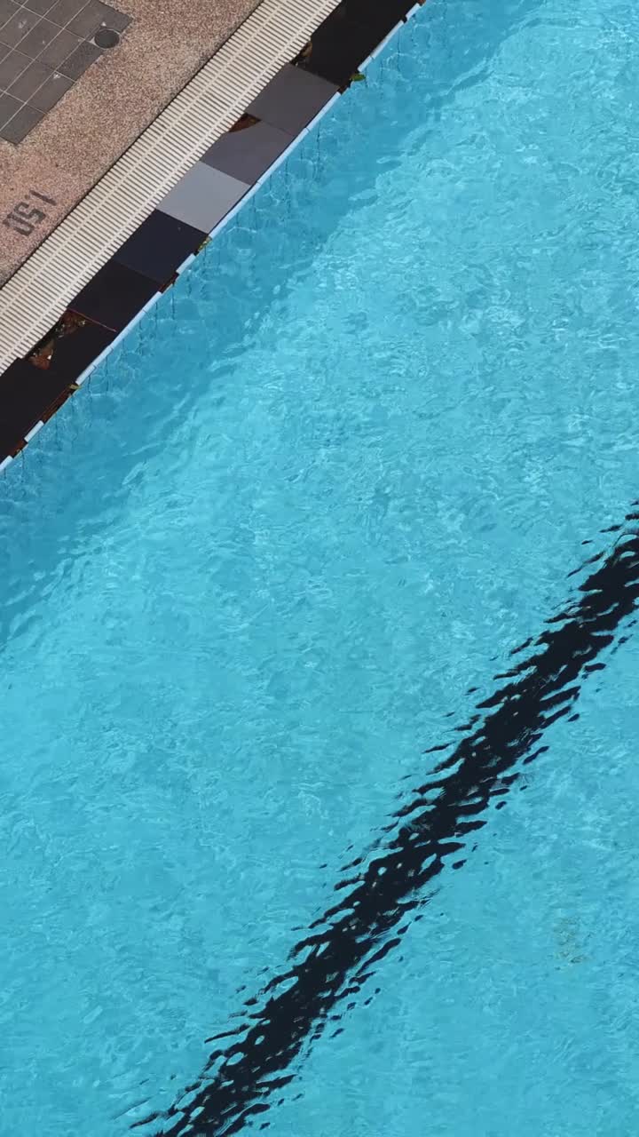 Bayangan bergerak melintasi kolam seiring waktu.