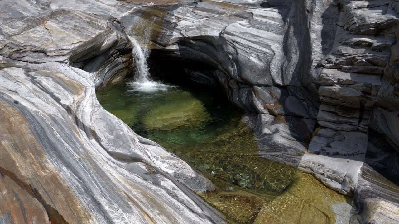 베르자스카 계곡에 있는 작은 폭포