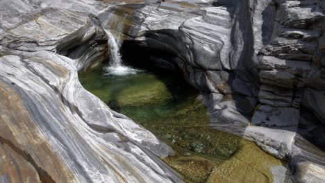 Kleiner-Wasserfall-Im-Verzascatal