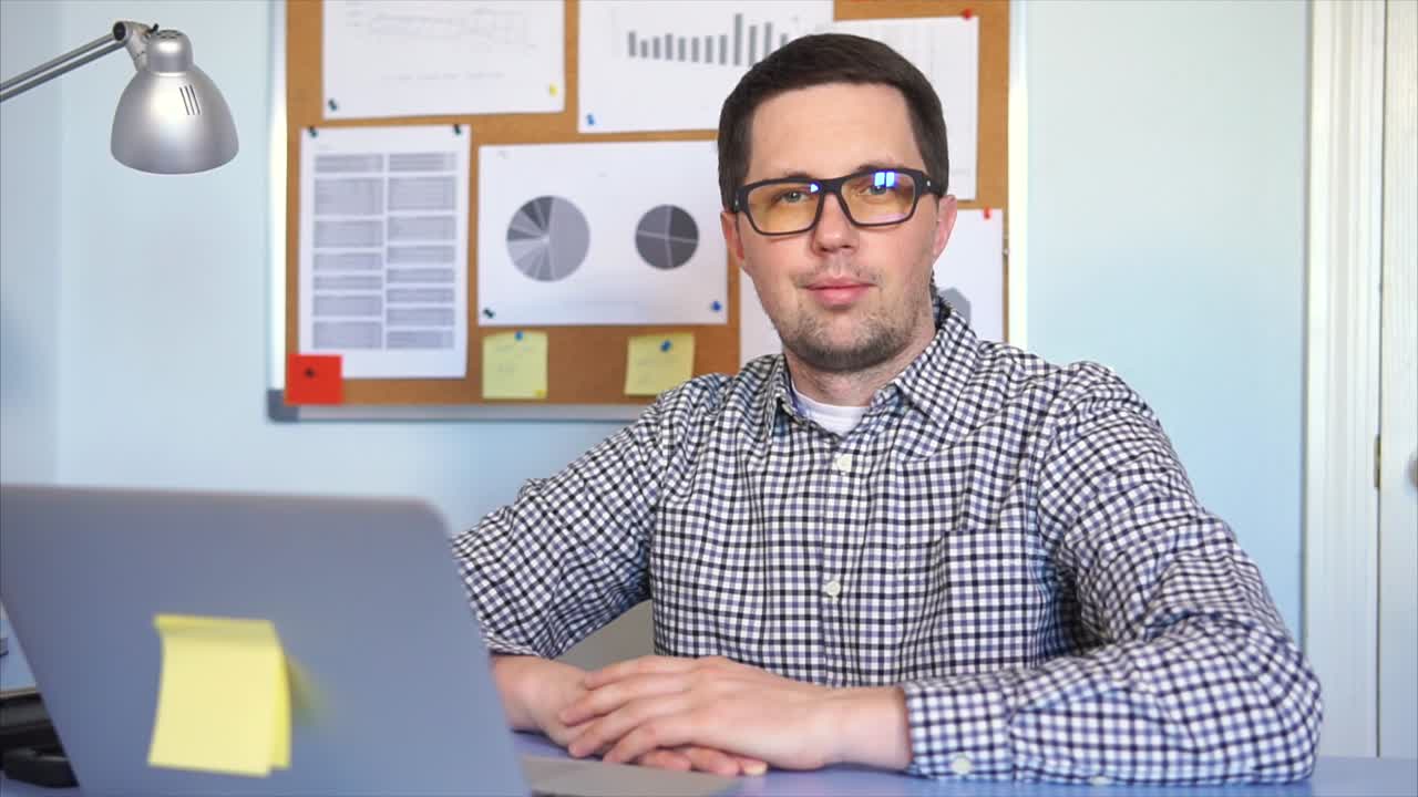 hombre trabajando en un escritorio en una oficina