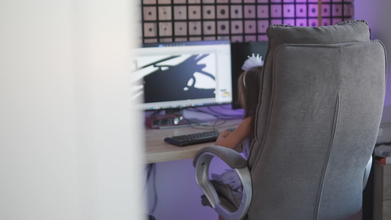 Una bambina con un bellissimo vestito disegna su un computer.