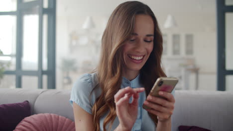 Retrato-De-Una-Mujer-De-Negocios-Mirando-La-Pantalla-Del-Teléfono.-Niña-Leyendo-Buenas-Noticias.