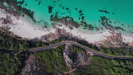 Luftaufnahme-Von-Oben-Nach-Unten-Gegen-Den-Uhrzeigersinn-Beim-Auffliegen-Der-Küstenstraße-Und-Des-Ozeans-In-Der-Eagle-Bay-Im-Westen-Australiens