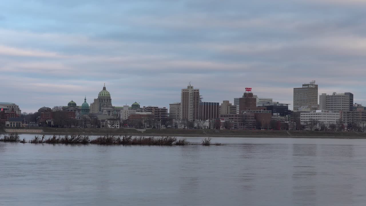 harrisburg, pennsylvania - 7 de enero de 2021: una vista de la capital del estado de harrisburg al otro lado del río susquehanna