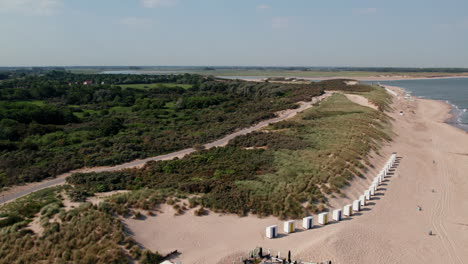 Vuela-Sobre-El-Restaurante-Frente-A-La-Playa-Seagull-En-Cadzand,-Zelanda,-Países-Bajos