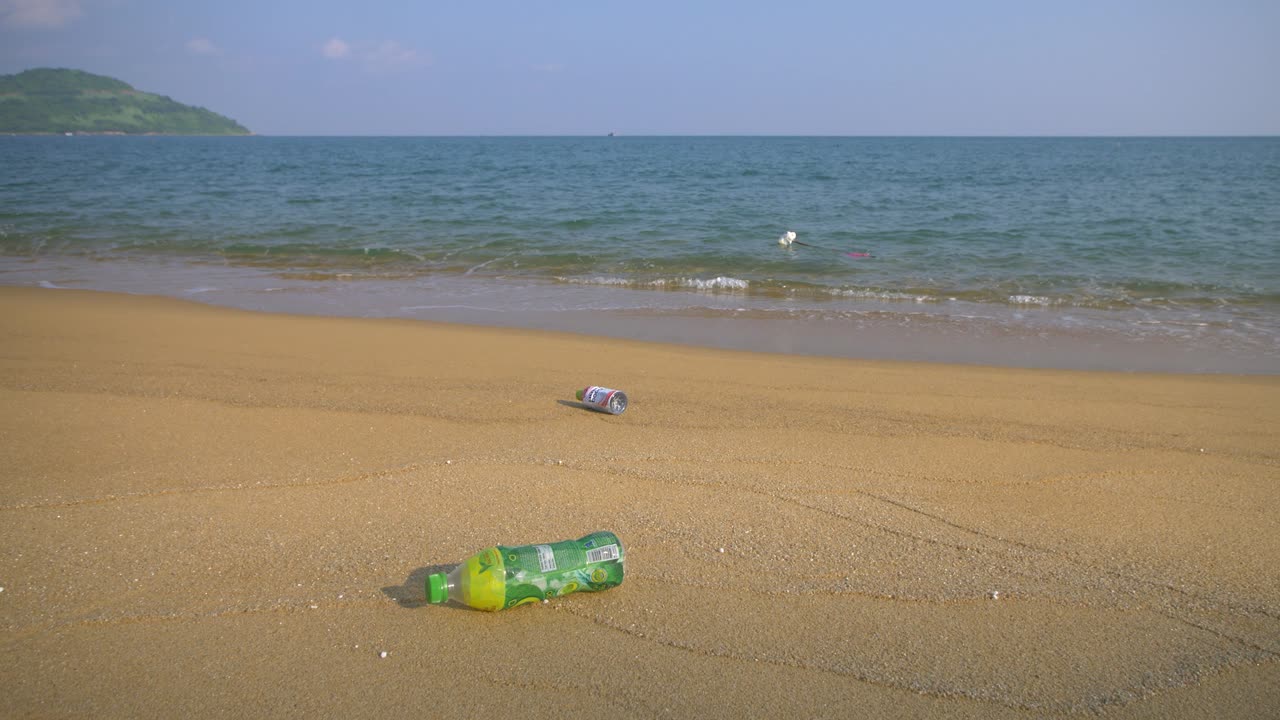 모래 해변에 플라스틱 병