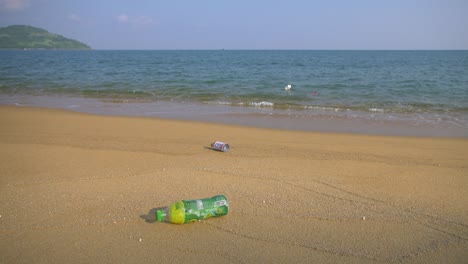 모래 해변에 플라스틱 병