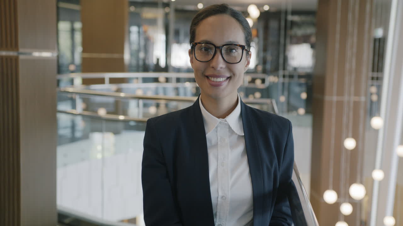 mujer de negocios en la oficina moderna