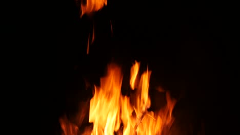 las llamas de fuego se levantan