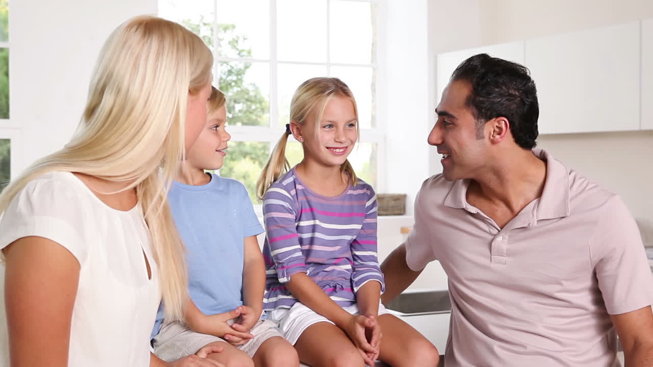 함께 이야기하는 행복한 가족