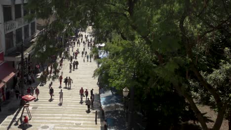 marktstraat van bovenaf gezien met fel zonlicht