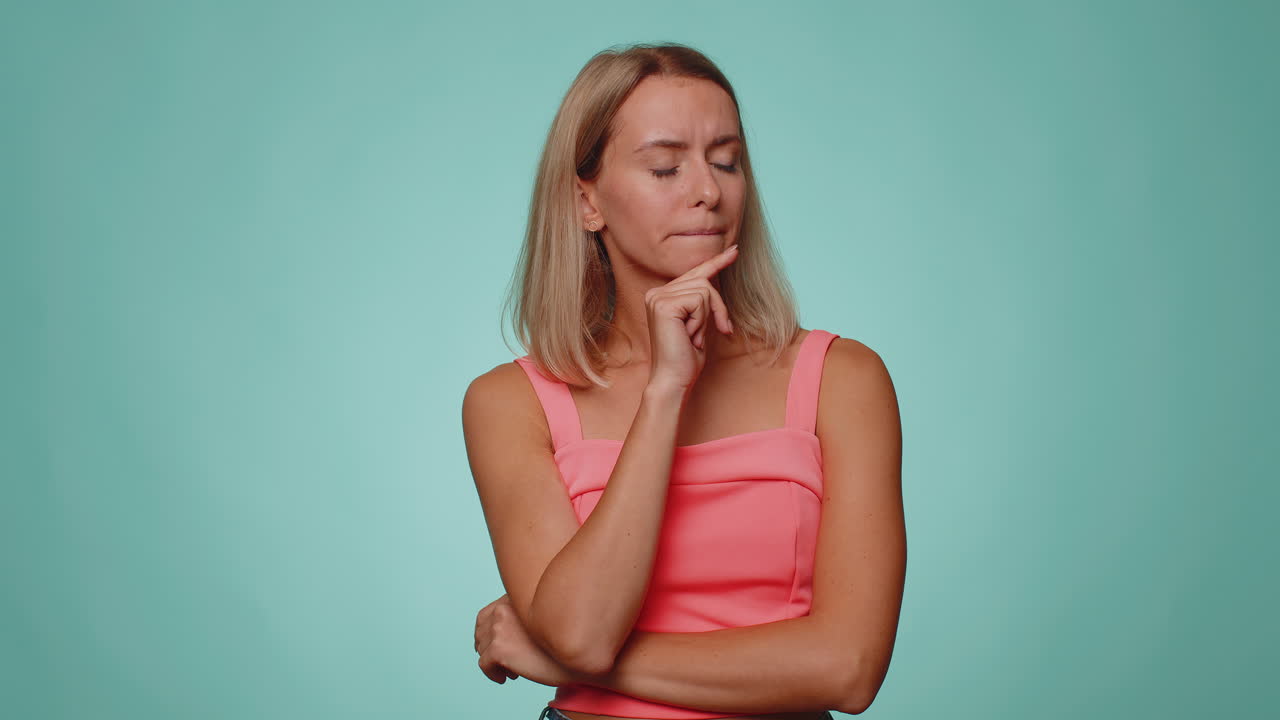 duda mujer pensativa reflexionando e imaginando en la mente, preguntándose solución difícil sintiéndose confusa