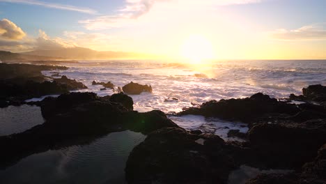Pulsierender-Sonnenuntergang-Und-Tosende-Wellen-In-Der-Sharks-Cove-Hawaii