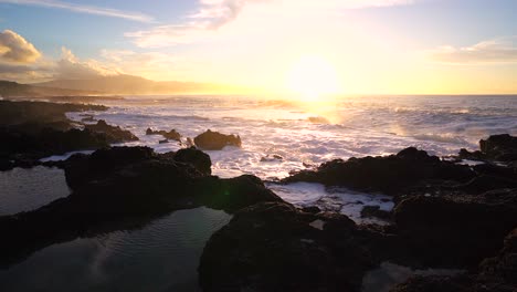 tramonto vibrante e onde che si infrangono a sharks cove hawaii