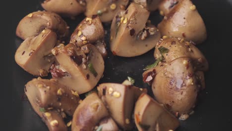 gerösteter knoblauch und chili-pilze