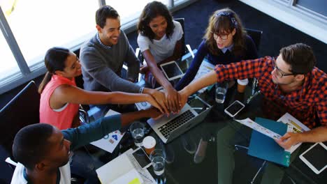 equipo de gente de negocios formando una pila de manos