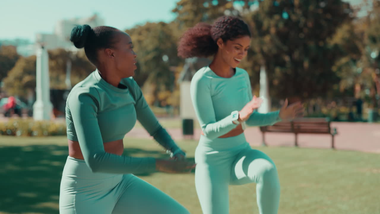 mujeres, amigos y fitness en el parque con energía