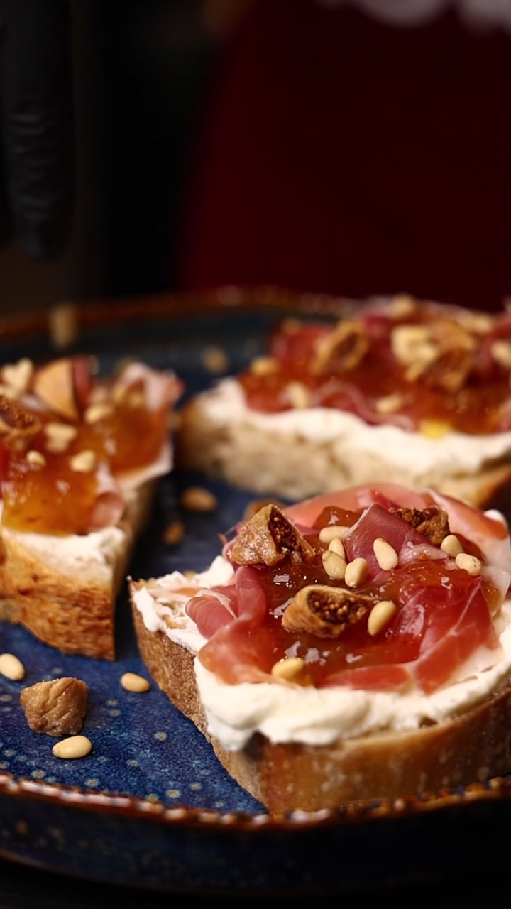 Chef che Prepara Bruschetta Gourmet con Prosciutto e Fichi