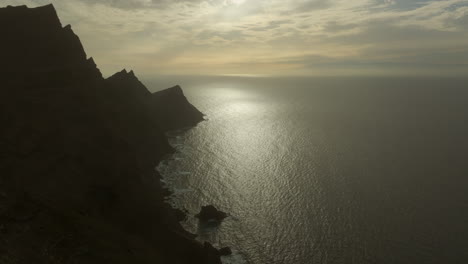 Vista-Aérea-De-Las-Formaciones-Montañosas-Llamadas-&quot;cola-De-Dragón&quot;-En-La-&quot;aldea-De-San-Nicolas&quot;-Durante-La-Puesta-De-Sol