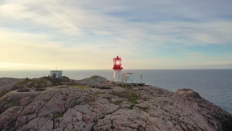 faro costero. el faro de lindesnes es un faro costero en el extremo sur de noruega.