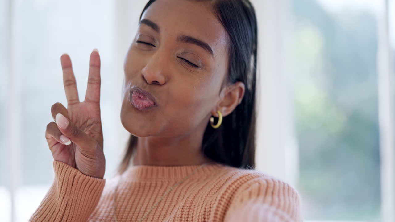 Donna, influencer e selfie con faccia da bacio